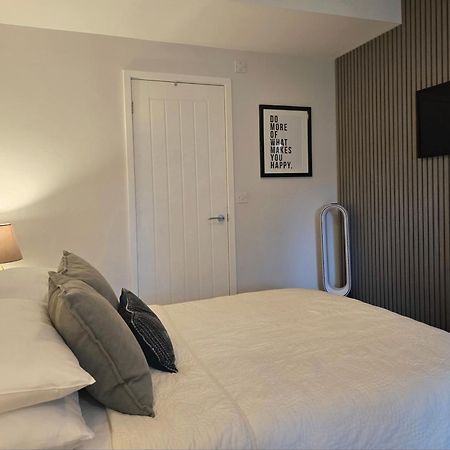 Stylish, Business Traveller Friendly Apartment, With Free Parking And Netflix Farnborough  Kültér fotó