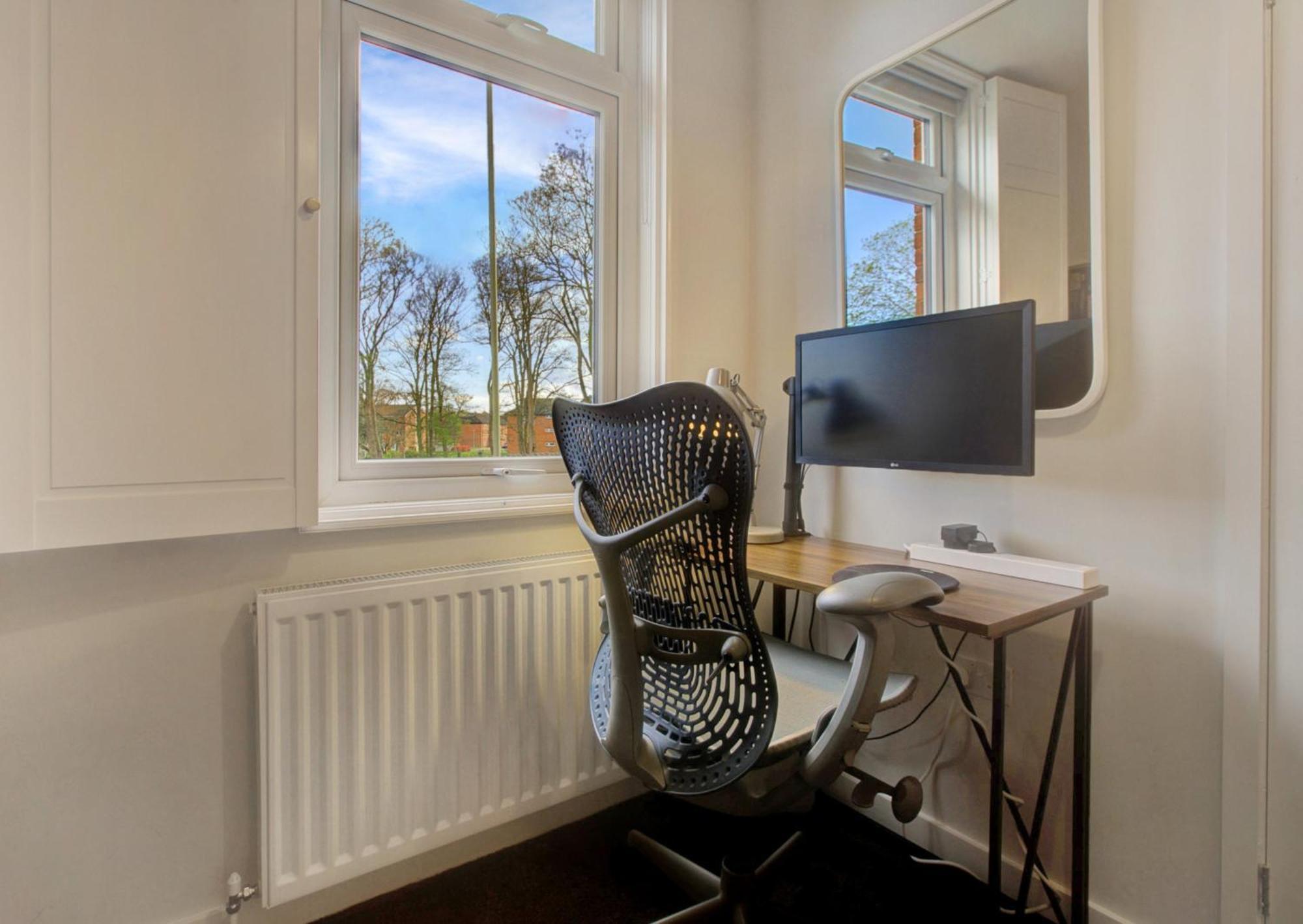 Stylish, Business Traveller Friendly Apartment, With Free Parking And Netflix Farnborough  Kültér fotó